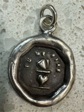 Pyrrha talisman “you complete me”